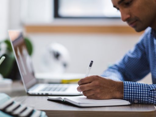 Persoon die een online cursus volgt op een laptop tijdens de zomervakantie
