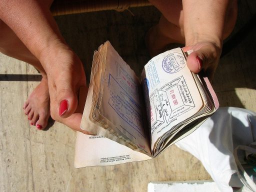 Reisdocumenten, paspoort en verzekeringspapieren op een tafel