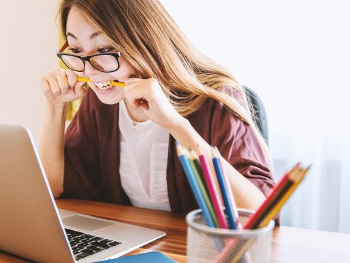 Persoon die een loonbrief bekijkt aan een bureau om het uurloon te berekenen