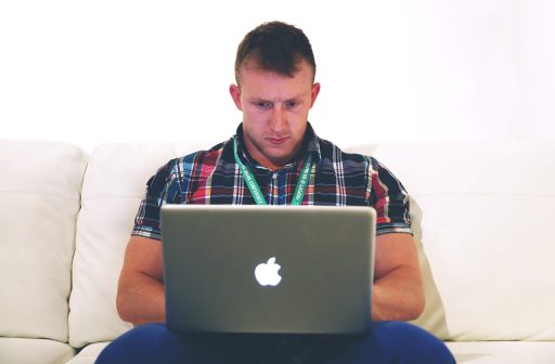 Zelfstandige freelancer die werkt op een laptop aan een bureau thuis