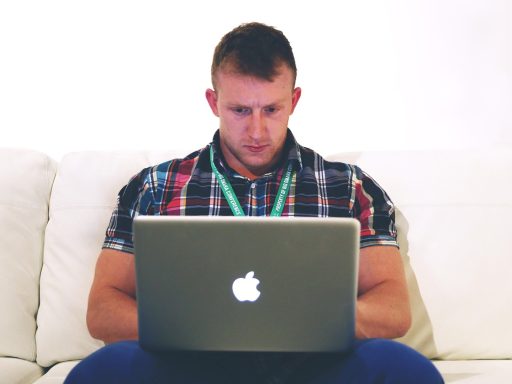 Zelfstandige freelancer die werkt op een laptop aan een bureau thuis