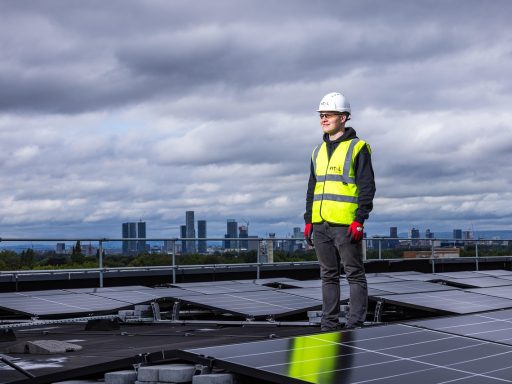 Zonnepanelen op het dak van een Belgische woning