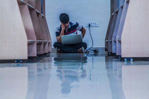 Persoon die cybersecurity leert achter een laptop met code op het scherm