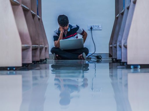 Persoon die cybersecurity leert achter een laptop met code op het scherm