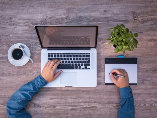 Kleine ondernemer die een tablet gebruikt voor digitale administratie in zijn winkel
