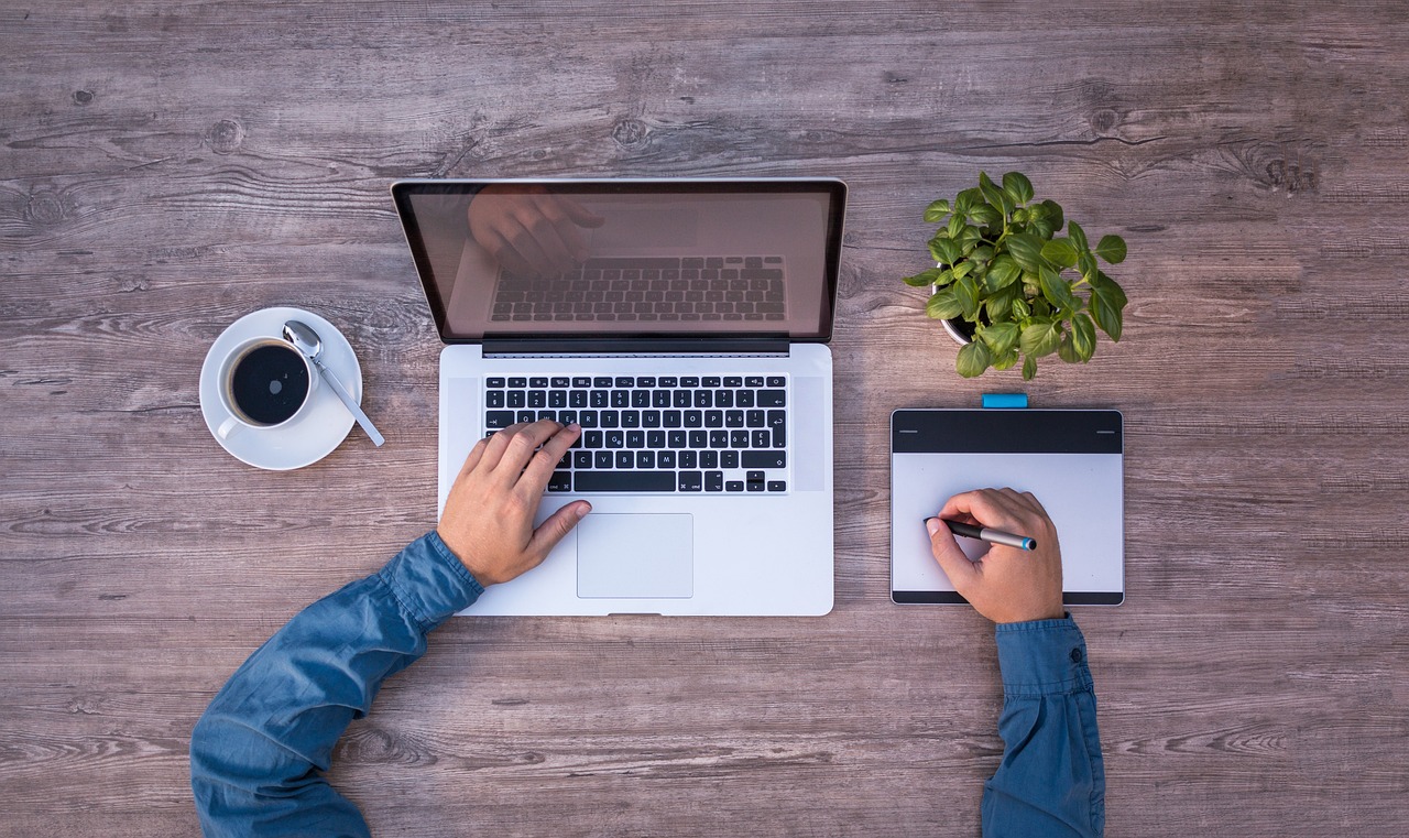 Kleine ondernemer die een tablet gebruikt voor digitale administratie in zijn winkel
