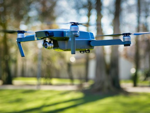 Een drone die vliegt boven een groen park op een zonnige dag