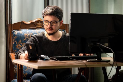 Persoon die inlogt op een overheidswebsite via laptop om belastingzaken te regelen