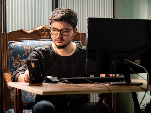 Persoon die inlogt op een overheidswebsite via laptop om belastingzaken te regelen