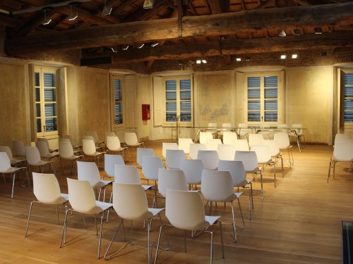 Raadzaal van een gemeentehuis met stoelen en een vergadertafel