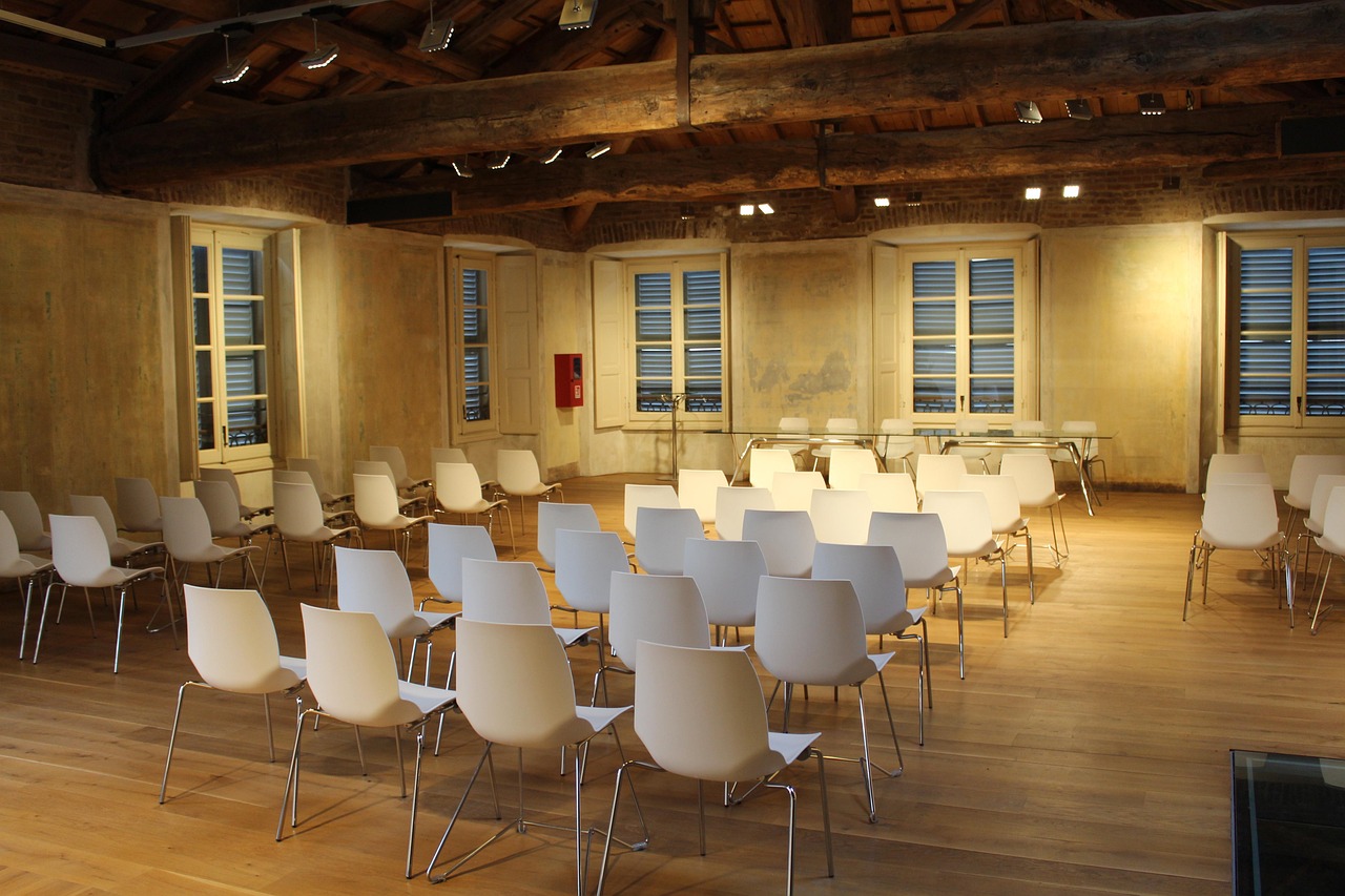 Raadzaal van een gemeentehuis met stoelen en een vergadertafel