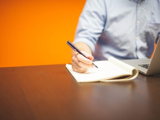 Zelfstandige werkt aan facturen op laptop aan bureau