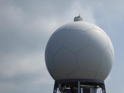 Weerradarkaart op een smartphonescherm met kleurrijke neerslagvlekken