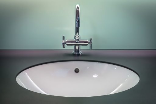 Glimmende chromen badkamerkraan zonder kalkafzetting na een grondige schoonmaakbeurt