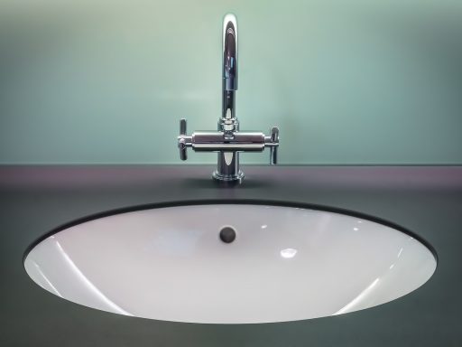 Glimmende chromen badkamerkraan zonder kalkafzetting na een grondige schoonmaakbeurt