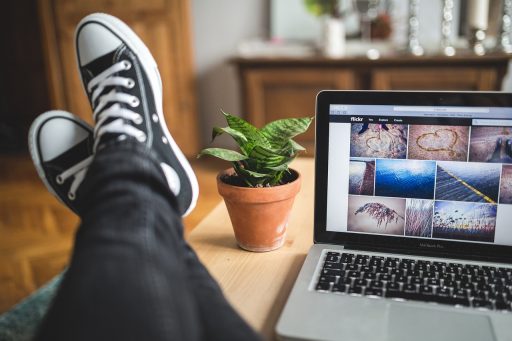Zelfstandige werkt achter laptop aan een project en houdt zijn boekhouding bij