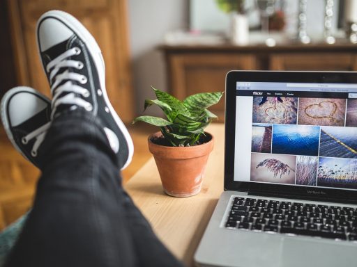 Zelfstandige werkt achter laptop aan een project en houdt zijn boekhouding bij