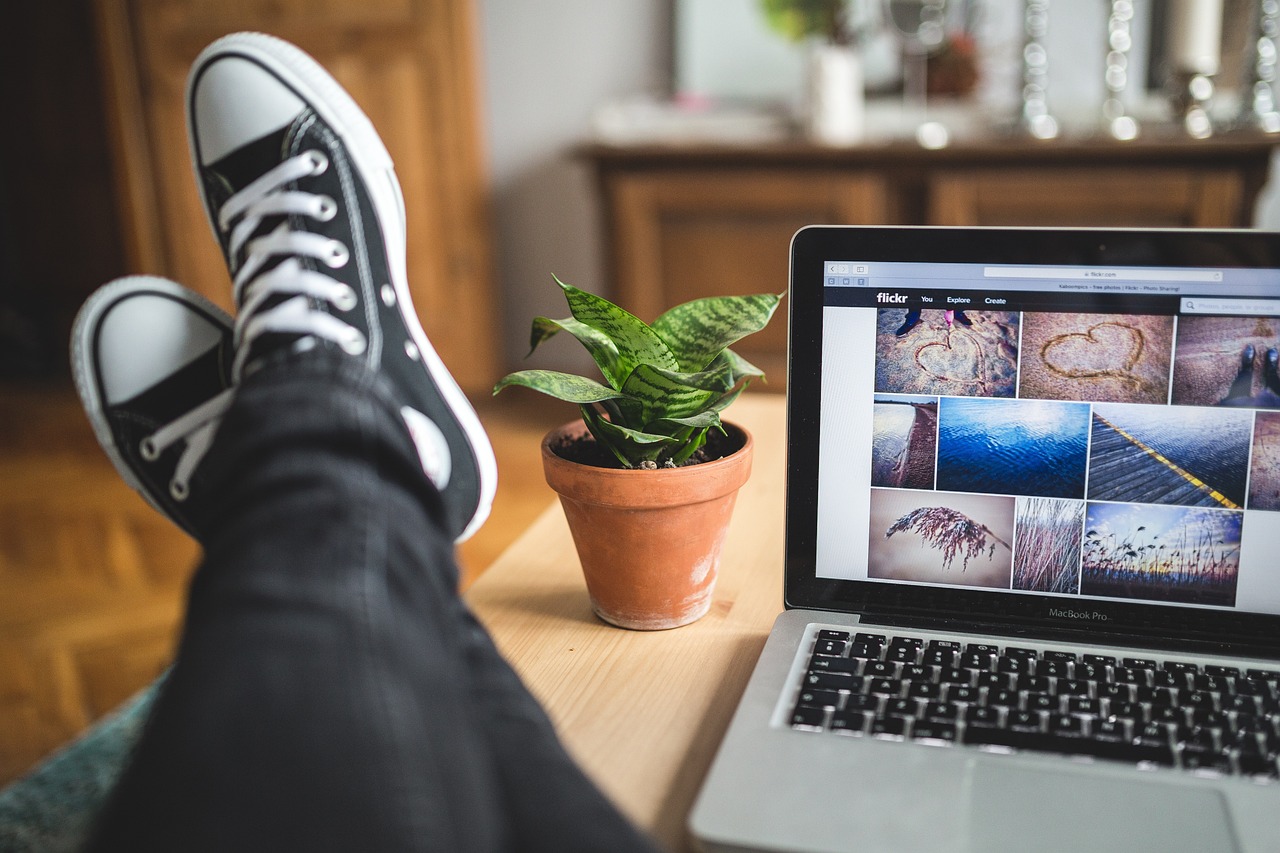 Zelfstandige werkt achter laptop aan een project en houdt zijn boekhouding bij