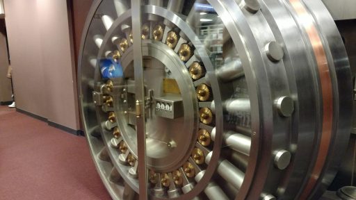 Zware kluisdeur van een bank als symbool voor financiële veiligheid en bescherming van spaargeld