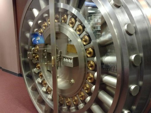 Zware kluisdeur van een bank als symbool voor financiële veiligheid en bescherming van spaargeld