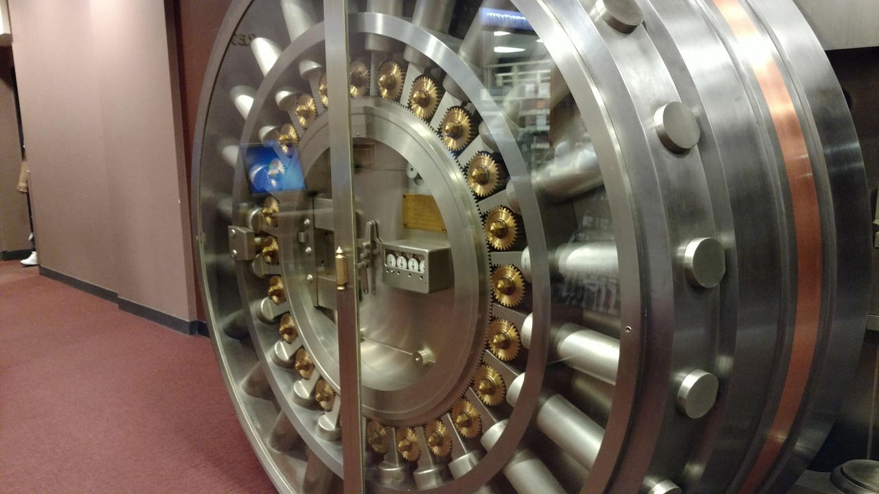 Zware kluisdeur van een bank als symbool voor financiële veiligheid en bescherming van spaargeld