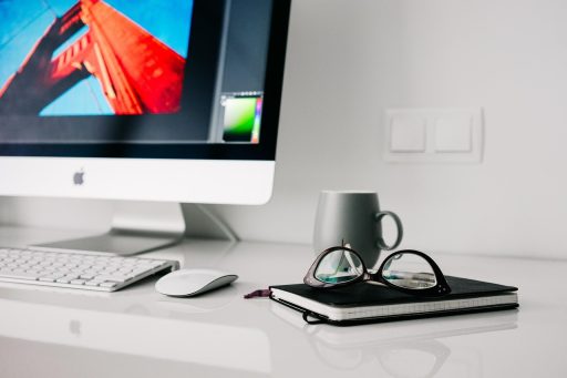 Persoon die afgeleid is tijdens het thuiswerken aan een bureau