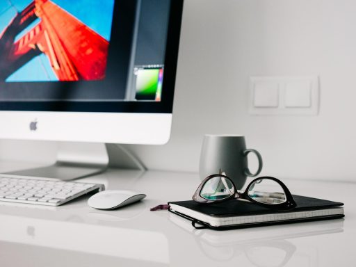 Persoon die afgeleid is tijdens het thuiswerken aan een bureau