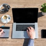 Zelfstandige achter laptop thuis, zichtbaar overweldigd door meerdere taken