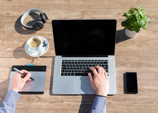 Zelfstandige achter laptop thuis, zichtbaar overweldigd door meerdere taken