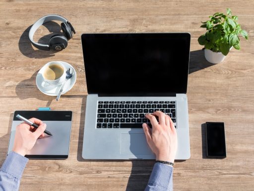Zelfstandige achter laptop thuis, zichtbaar overweldigd door meerdere taken