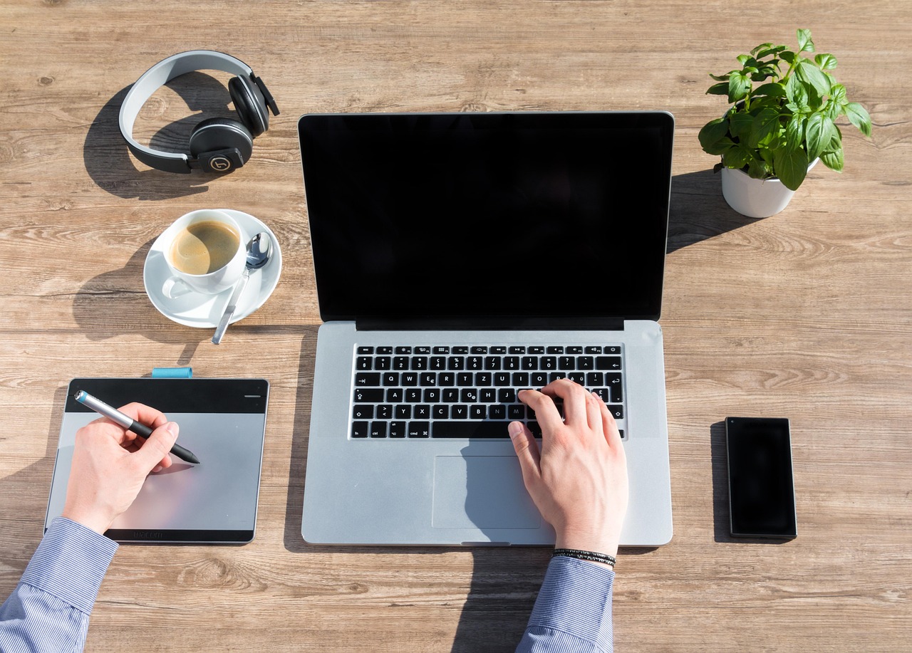 Zelfstandige achter laptop thuis, zichtbaar overweldigd door meerdere taken