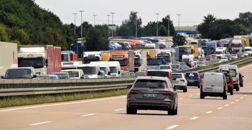 File op een Nederlandse snelweg met stilstaand verkeer in beide rijstroken