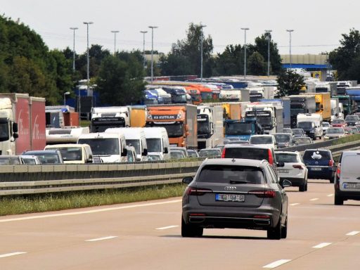 File op een Nederlandse snelweg met stilstaand verkeer in beide rijstroken