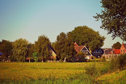 Groen landschap in centraal Nederland met een rivier en kleine dorpen in de verte