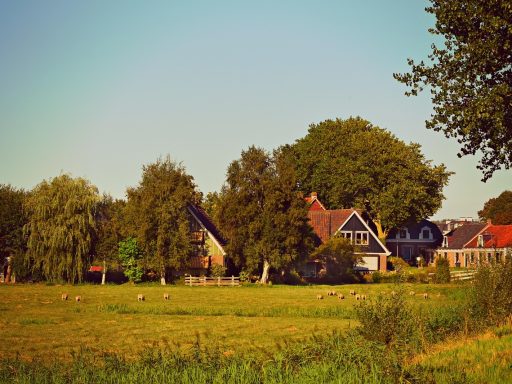 Groen landschap in centraal Nederland met een rivier en kleine dorpen in de verte