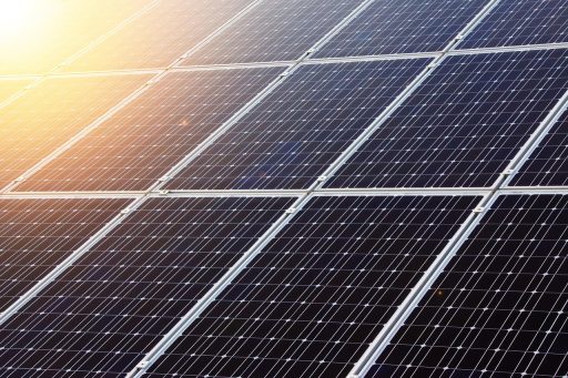 Erkende keurder inspecteert een elektrische meterkast in een Belgische woning