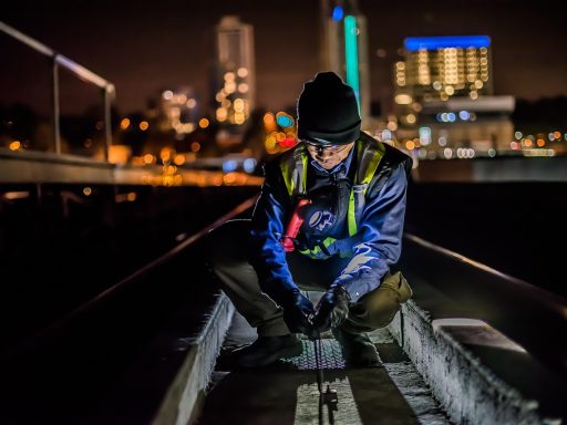 Technicus die een stookketel controleert tijdens een onderhoudsbeurt