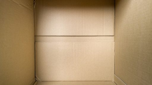 Leeg kantoor met kartonnen dozen die een bedrijfsopheffing symboliseren