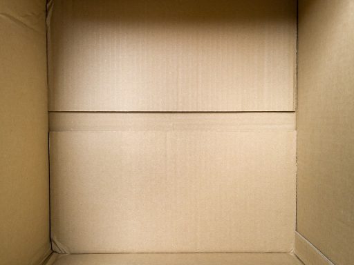 Leeg kantoor met kartonnen dozen die een bedrijfsopheffing symboliseren